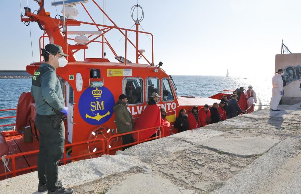 Guardia Civil, Cruz Roja y Salvamento Marítimo han puesto en marcha el protocolo para recepcionar a 24 personas rescatadas en el mar y que ocupaban una patera. 20 hombres y cuatro mujeres