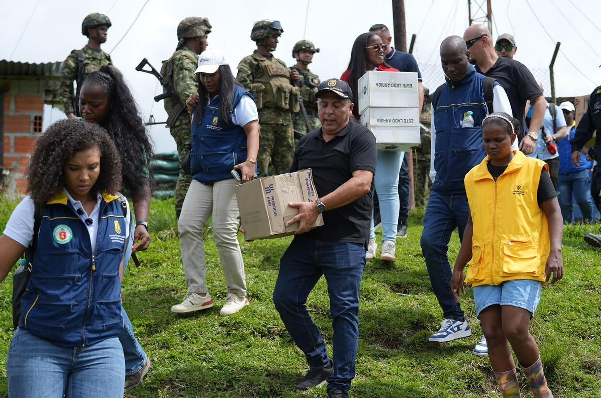 La gobernadora del Chocó, Nubia Carolina Córdoba (izquierda), lleva ayudas al lugar del epicentro del terremoto con magnitud de 7,4, este miércoles en San José de Palmar, Colombia.