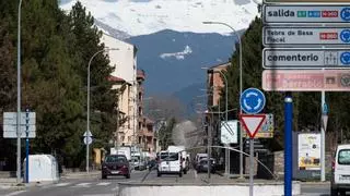 Sabiñánigo, las dos caras de un embudo a las puertas del Pirineo: entre obras paralizadas y retenciones en carretera los domingos
