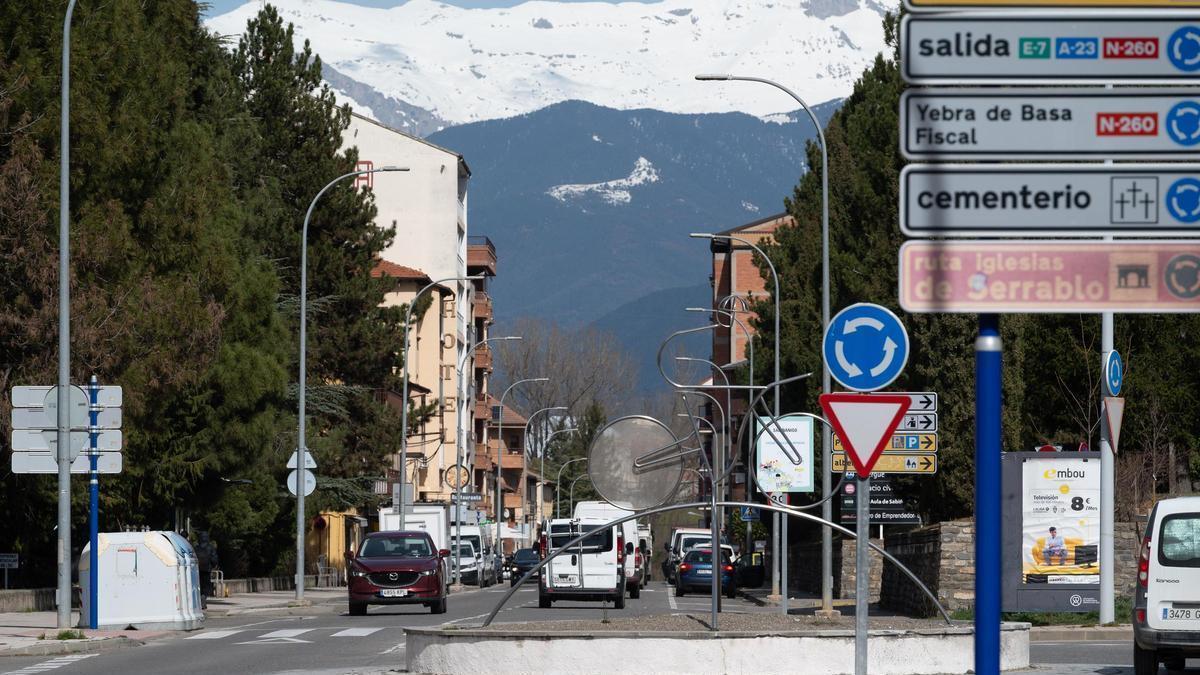 Sabiñánigo, entre obras paralizadas y retenciones en carretera los domingos