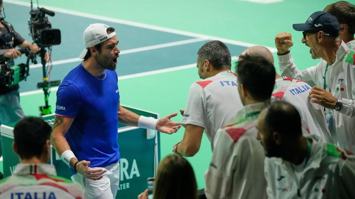 Matteo Berrettini celebra su victoria con el equipo