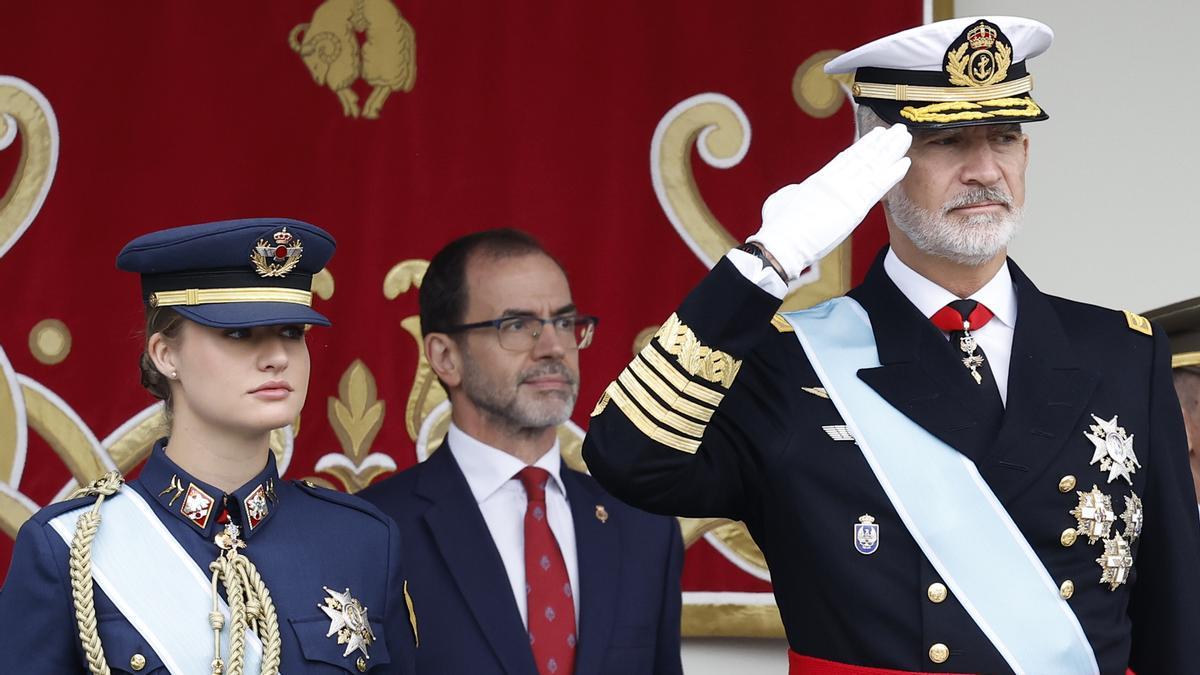 El rey Felipe y la princesa Leonor durante el desfile de las Fuerzas Armadas con motivo de la Fiesta Nacional