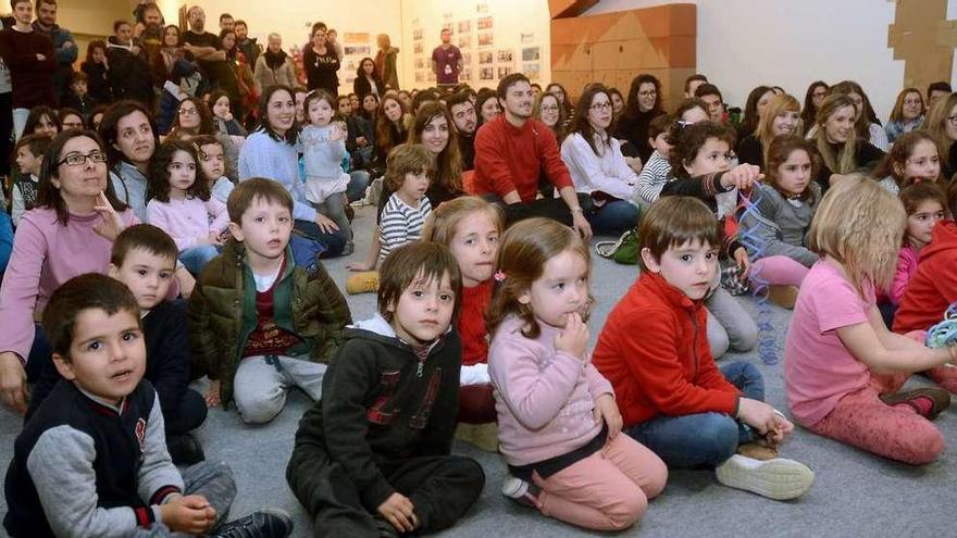 Niños que asistieron ayer a una sesión del Salón do Libro. // Rafa Vázquez