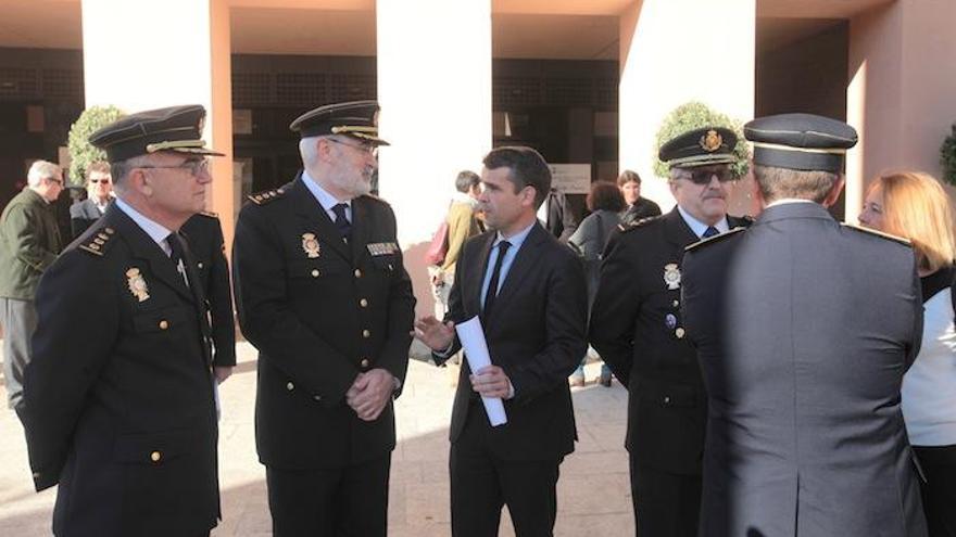 El comisario Enrique Lamelas charla con el alcalde, José Bernal.