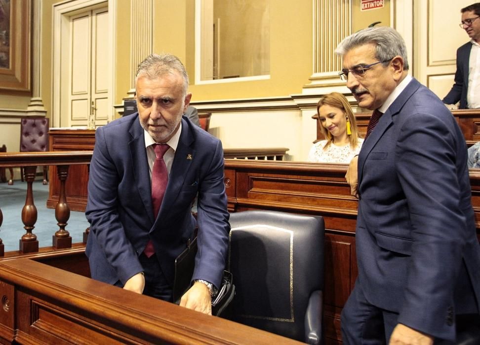 Pleno en el Parlamento de Canarias