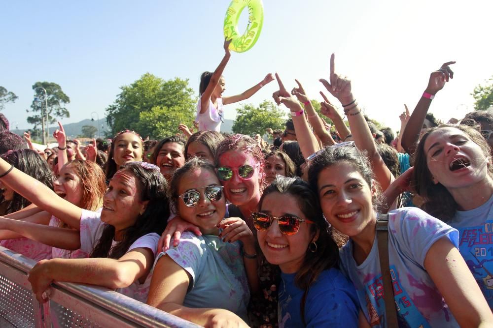 Más de 3.000 personas sufrieron los "cañonazos" de pintura líquida de todos los colores en la primera fiesta "Midnight Water Colour" de Galicia