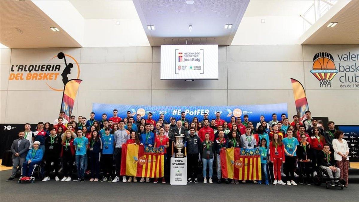 La fundación Trinidad Alfonso en la entrega de las Becas para apoyar al deporte valenciano, con Juan Roig