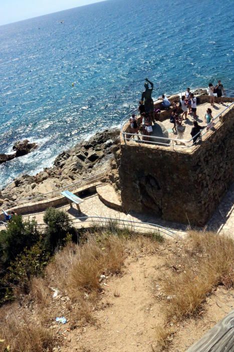 Pla general des de dalt del mirador del qual hauria saltat el turista que ha mort a Lloret de Mar.