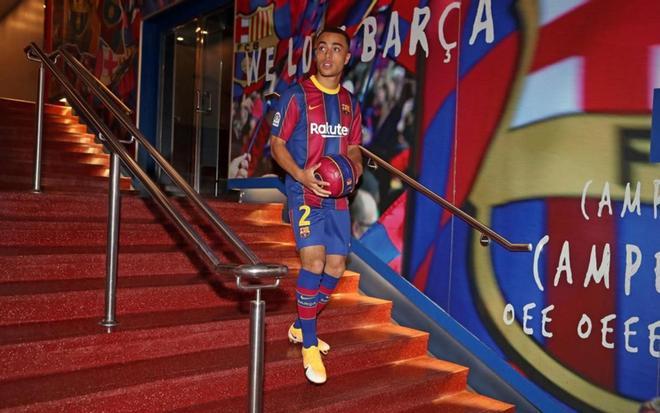 Las imágenes de la presentación oficial de Sergiño Dest en el Camp Nou.