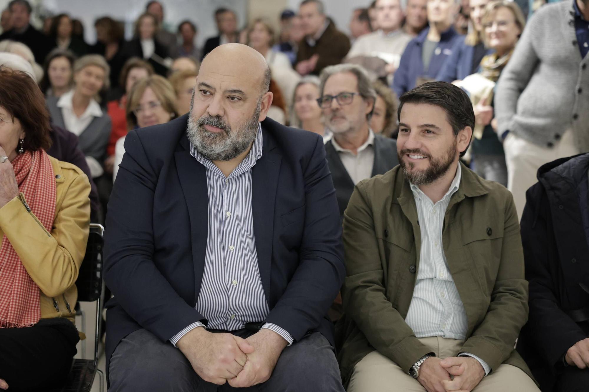 FOTOS | José Carlos Llop llena la sala Pelaires de Palma en la presentación de 'Gomila 70's'