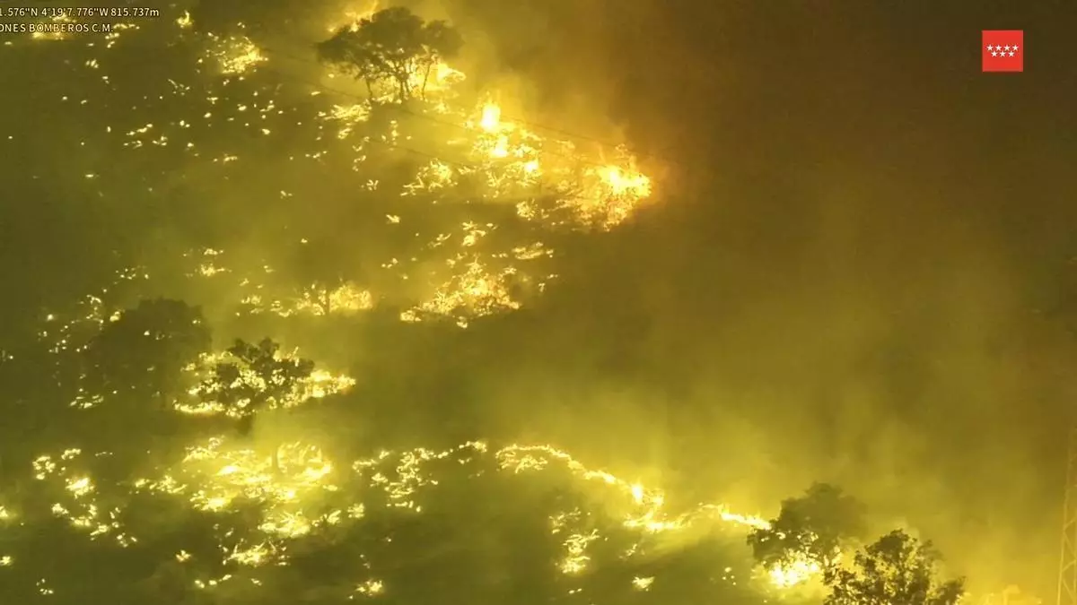El incendio de Almorox (Toledo) que ha saltado a Madrid evoluciona favorablemente: 200 vecinos permanecen desalojados