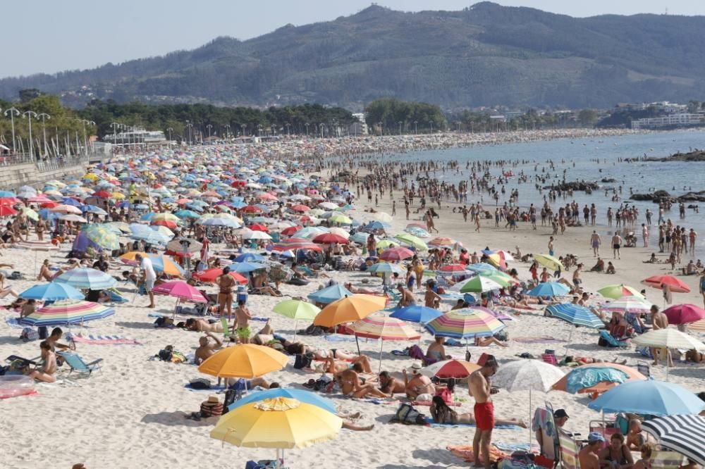 En O Vao y Samil no entra un solo alfiler: las playas de Vigo, abarrotadas