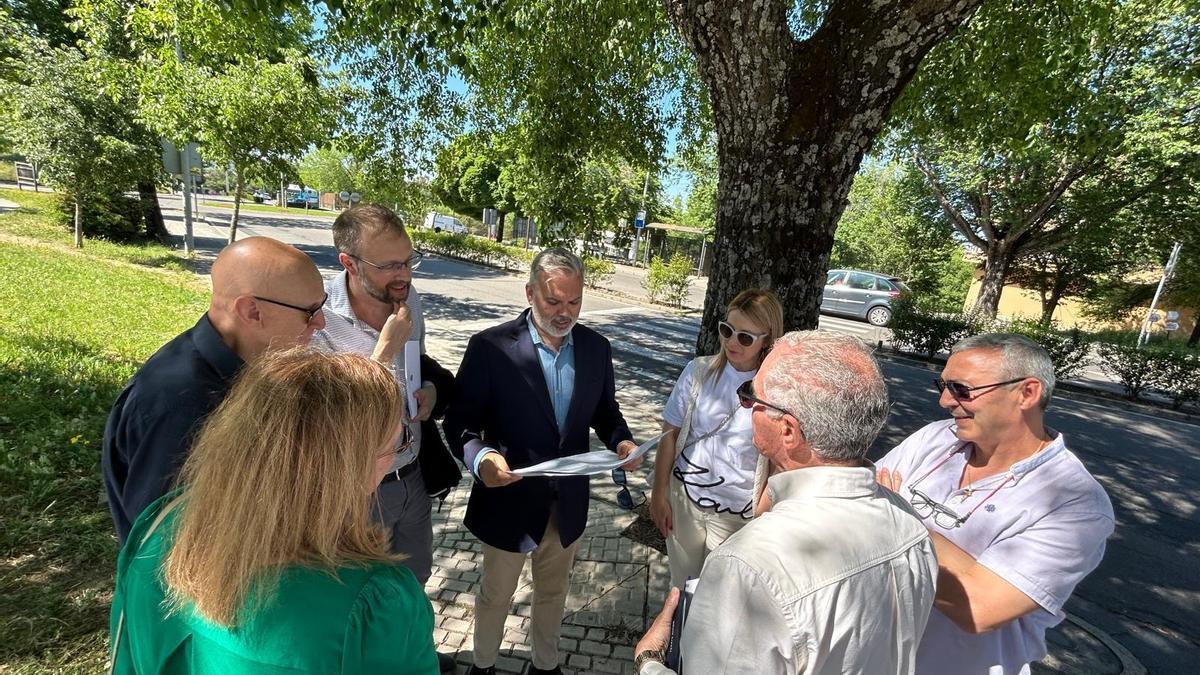 Visita municipal a la urbanización de Ciudad Jardín de Plasencia.