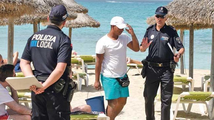 Vigilancia policial a pie de playa