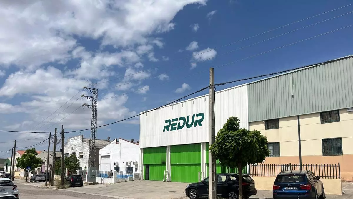 Herido crítico un trabajador de 46 años al caer con un toro mecánico en Cáceres