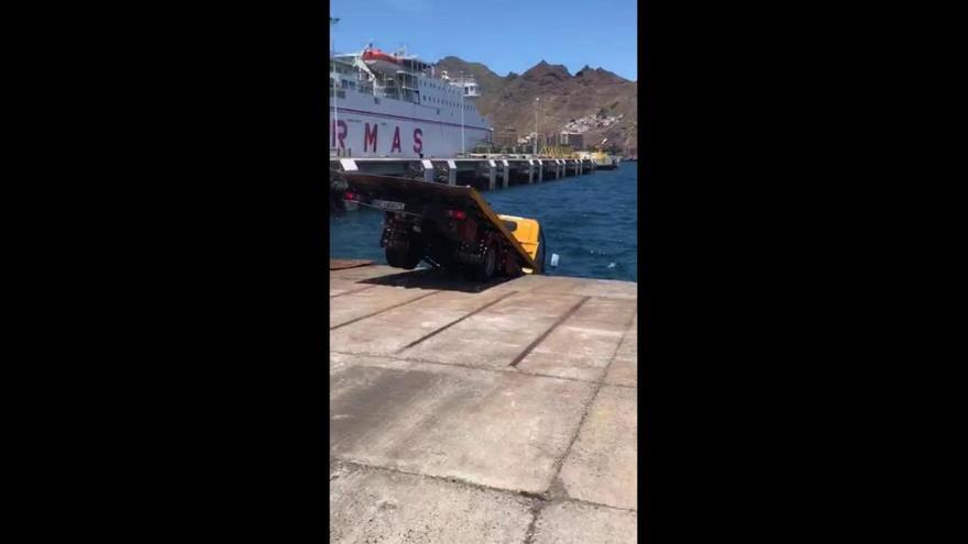 Un camión se queda colgando del muelle en Santa Cruz de Tenerife