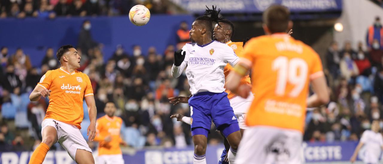 Jair despeja un balón de cabeza en el partido en La Romareda ante el Fuenlabrada.