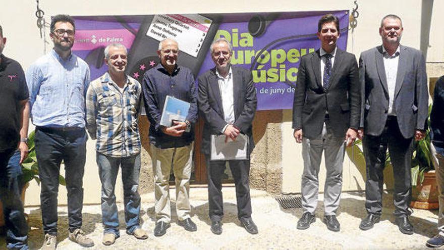 Músicos y empresarios musicales posaron con el concejal de Cultura Fernando Gilet ayer en Can Oms.