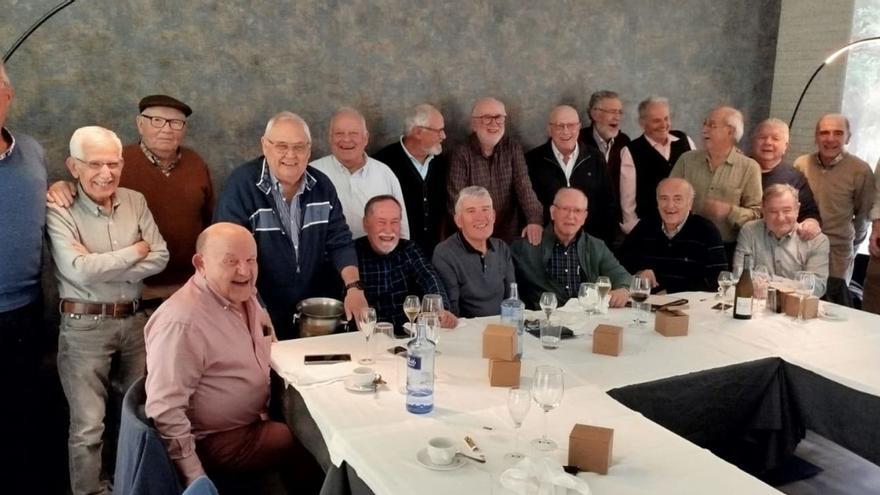 Los aprendices de la 9ª promoción de Ensidesa brindan por la amistad | LNE