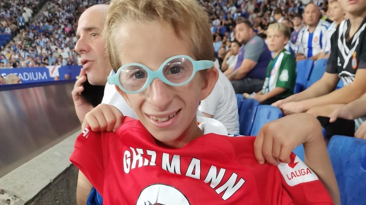 El Luca, amb una camiseta de l'Atlètic de Madrid de Griezmann