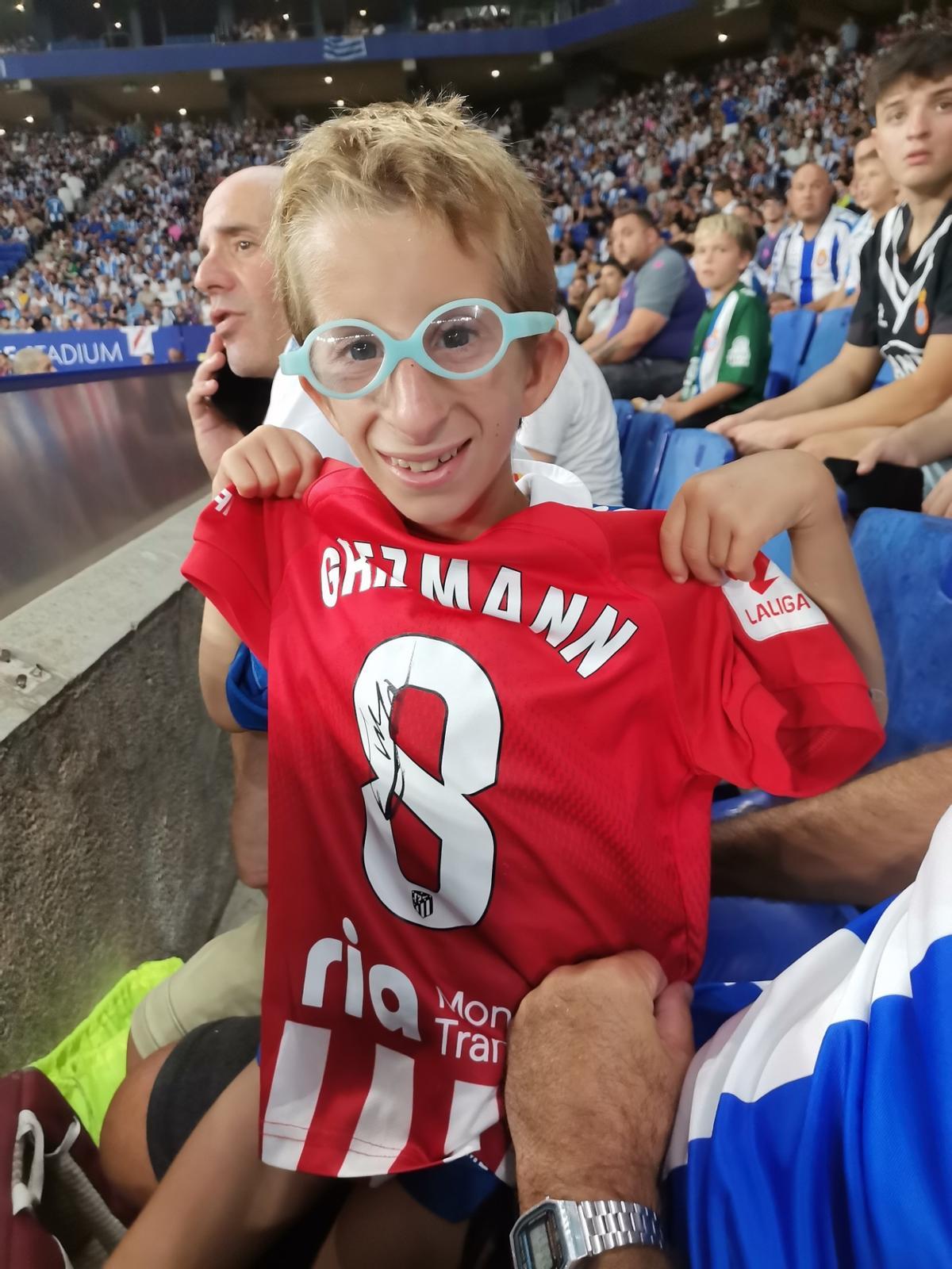 El Luca, amb una camiseta de l'Atlètic de Madrid de Griezmann