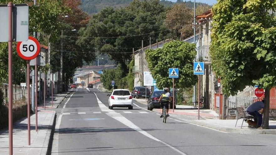 La senda se construirá a lo largo de la carretera OU-402, en la zona de Reza, que lleva a las termas de Outariz. // Iñaki Osorio