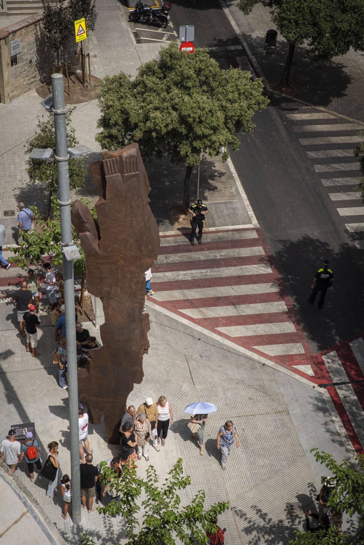 L'escultura que parla: S'inaugura la "Metralla" que recorda els morts manresans de la Guerra Civil L'escultura que parla: S'inaugura la "Metralla" que recorda els morts manresans de la Guerra Civil