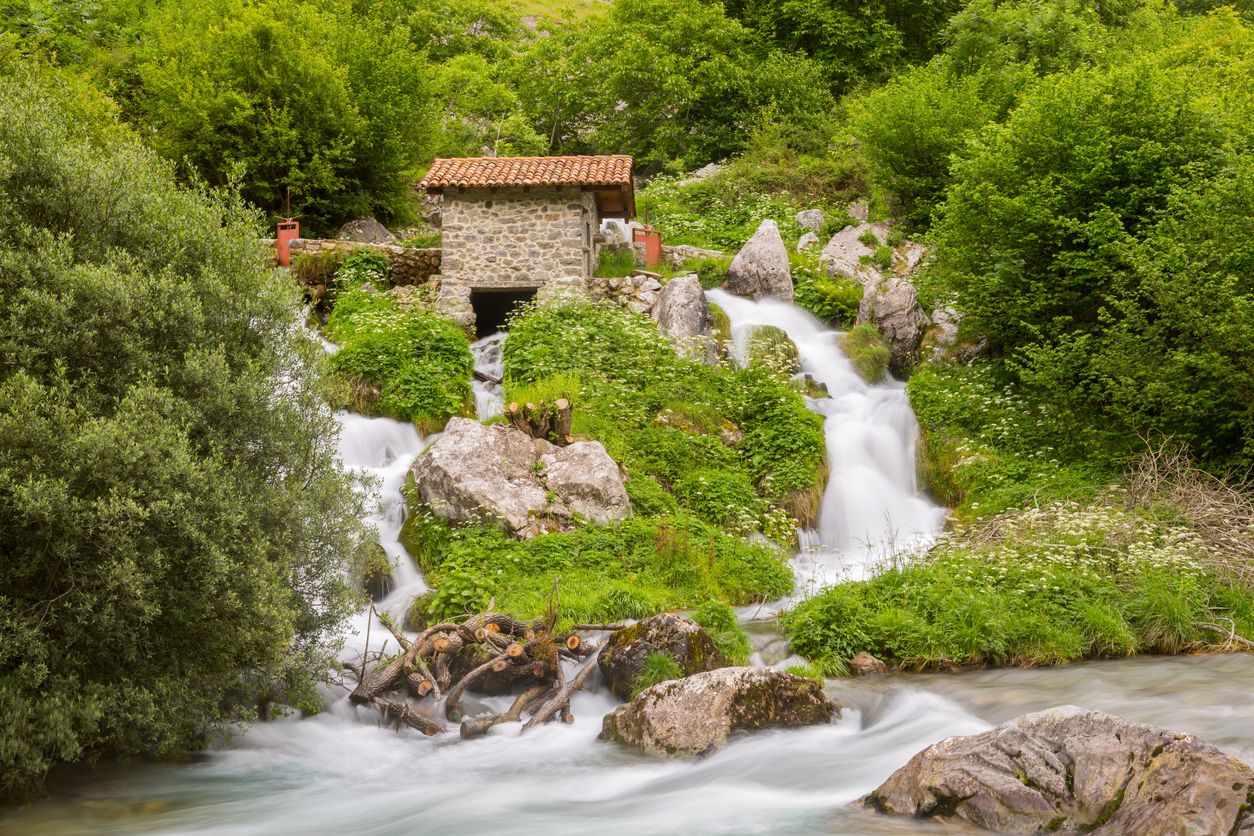 Cascada del río Cares en la ruta entre Asturias y León