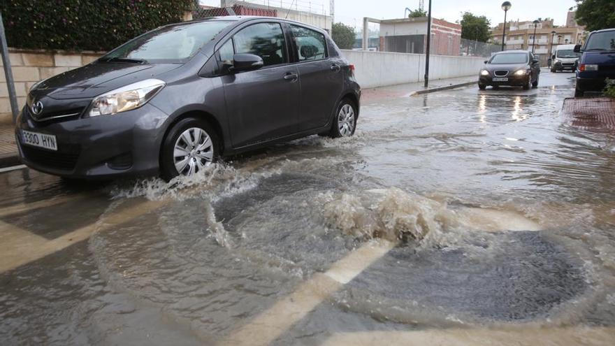 El agua anega algunas carreteras en Alicante