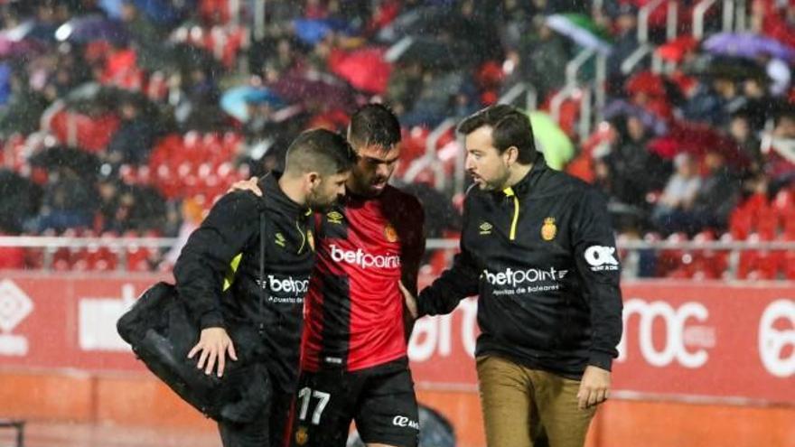 Salva Ruiz se retira lesionado en el duelo ante el Las Palmas.