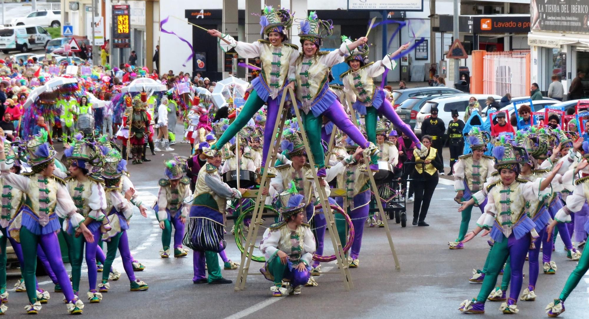 Multitudinario y colorido pasacalles de Carnaval en Monesterio