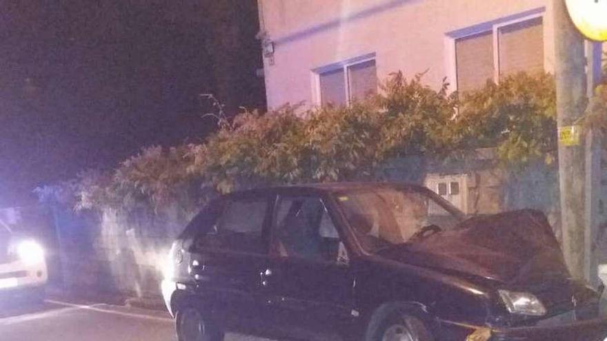 El coche, tras empotrarse contra una farola en Beluso. // FdV