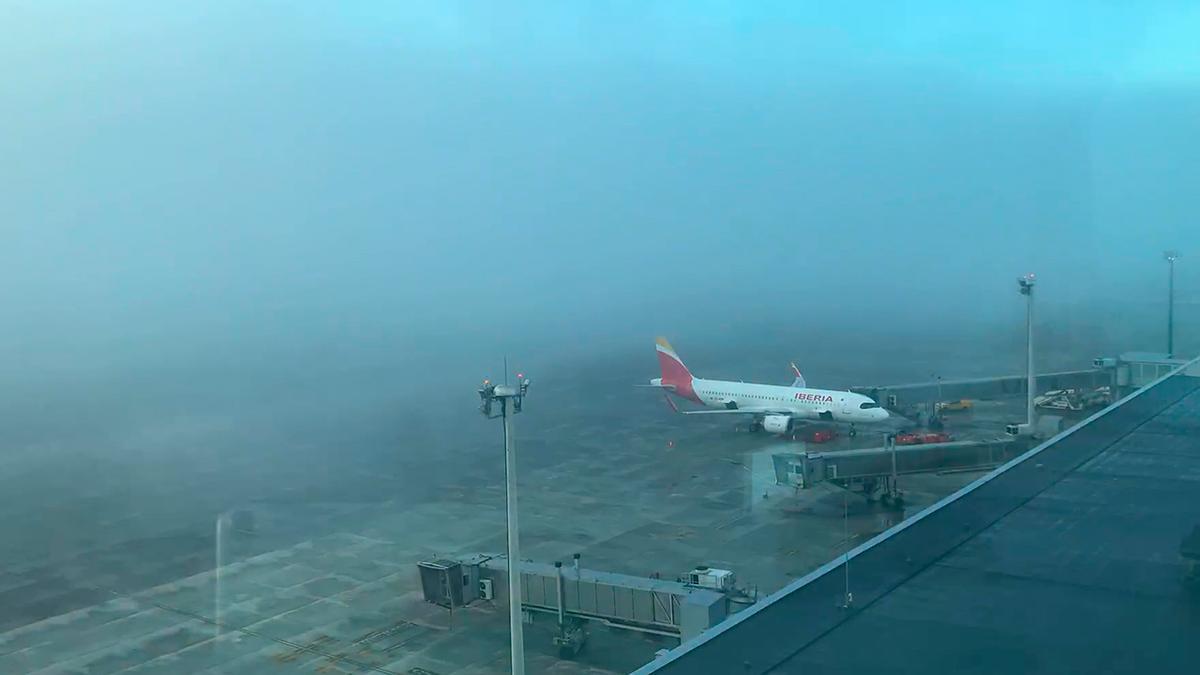 El aeropuerto de Vigo, a merced de la niebla