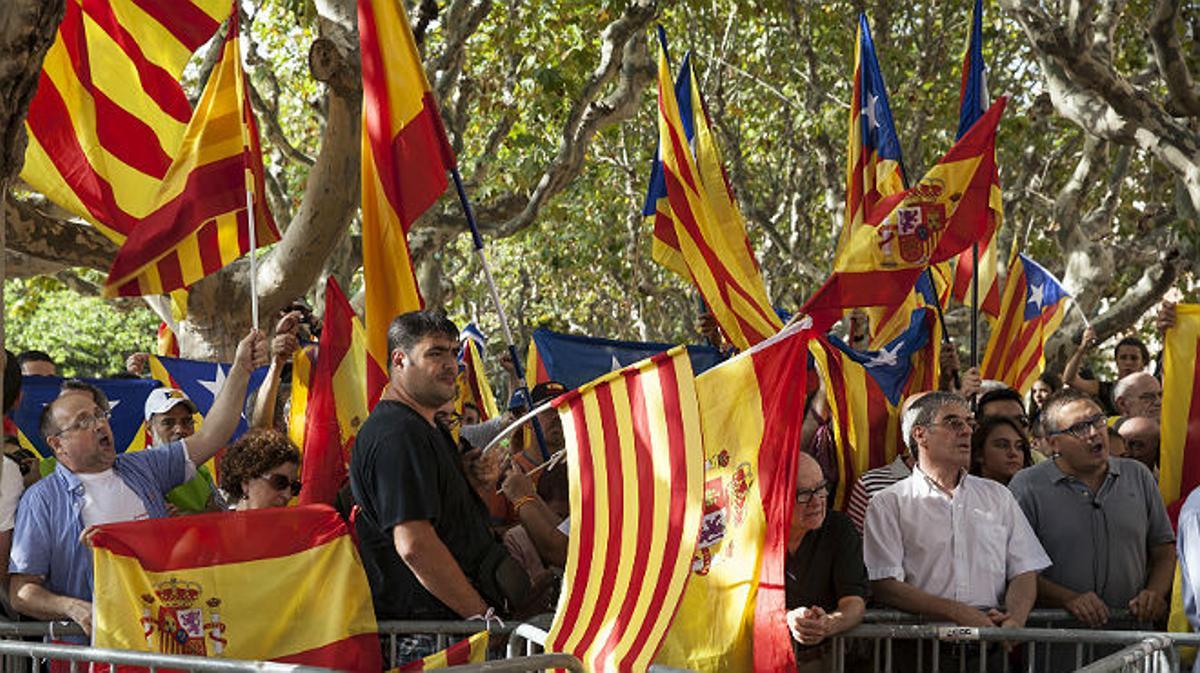 Concentració de partidaris i contraris a la independència davant el Parlament pel debat sobre la llei de consultes.