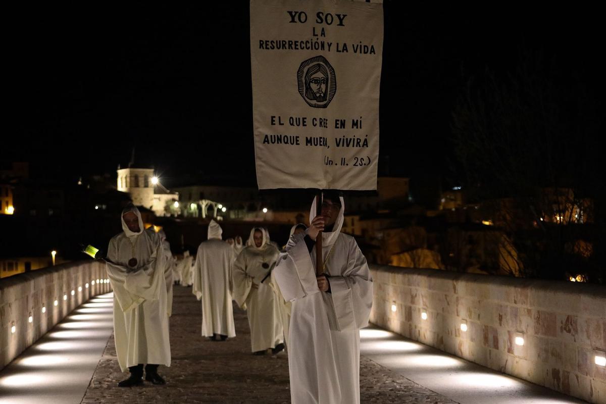 La procesión a su paso por el Puente de Piedra.