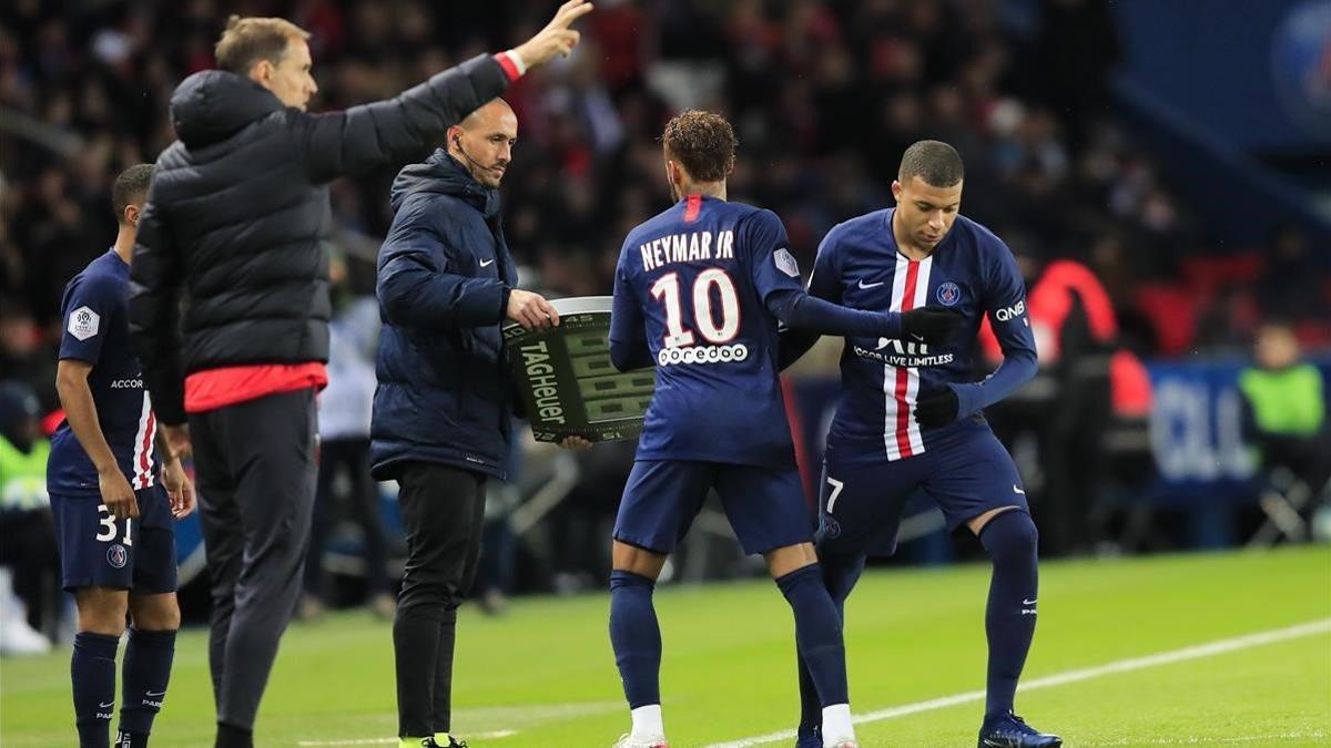 Tuchel da instrucciones mientras Neymar es sustituido por Mbappé en el PSG-Lille.