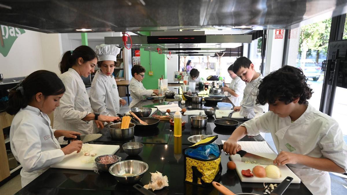 El alumnado de Cousiñas en plena faena en la cocina.