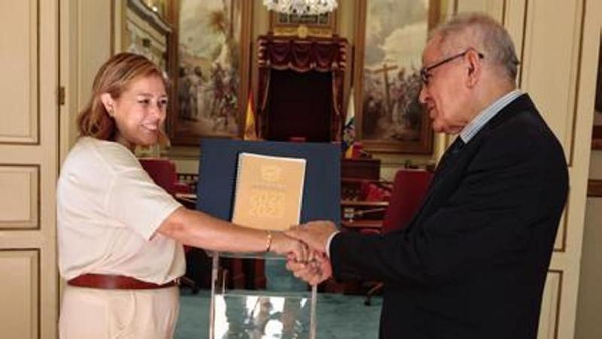 Foto de archivo de la presidenta Astrid Pérez y el entonces comisionado de Transparencia, Daniel Cerdán, cuando entregó el informe de 2023.