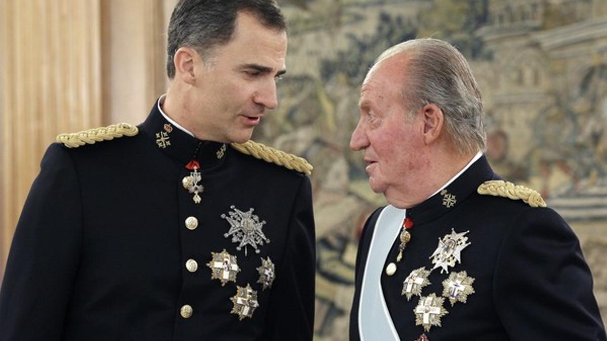 Felipe y su padre, el pasado día 18, durante la abdicación del rey Juan Carlos.