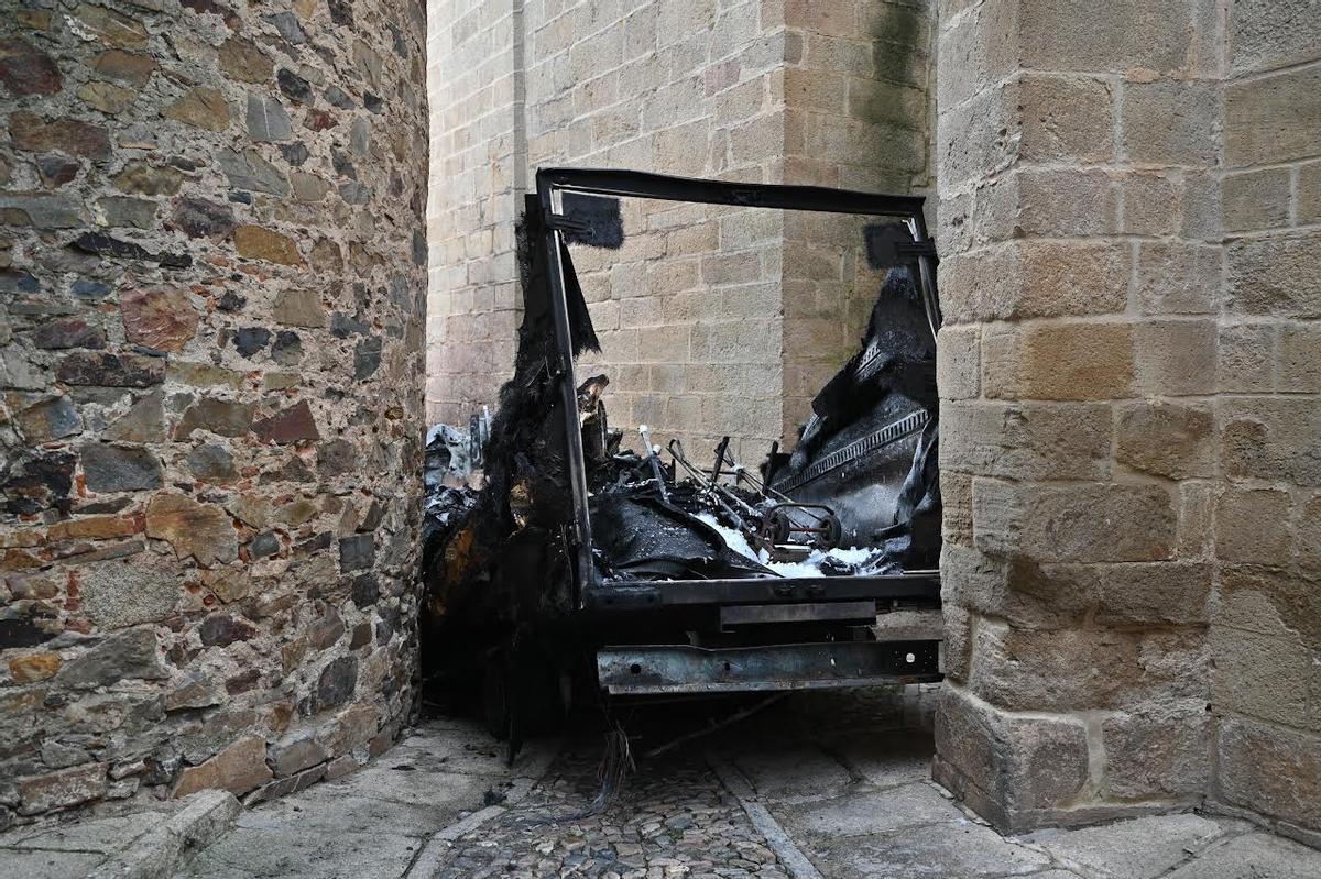 La furgoneta de reparto, completamente calcinada.