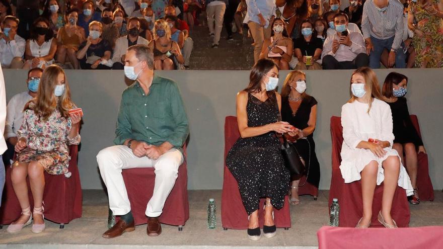 Los Reyes, junto a sus hijas Leonor y Sofía, en el festival de teatro de Almagro.