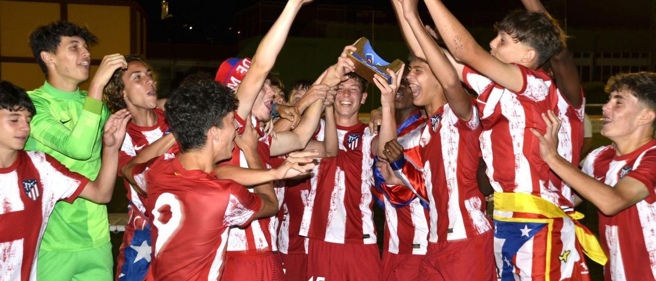 El Atlético de Madrid se impuso en la categoría cadete del Memorial Nacho Barberà. | KIKO FELGUERA