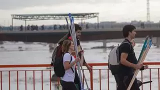 Hacer negocio de la tragedia: dos escobas por 28 euros