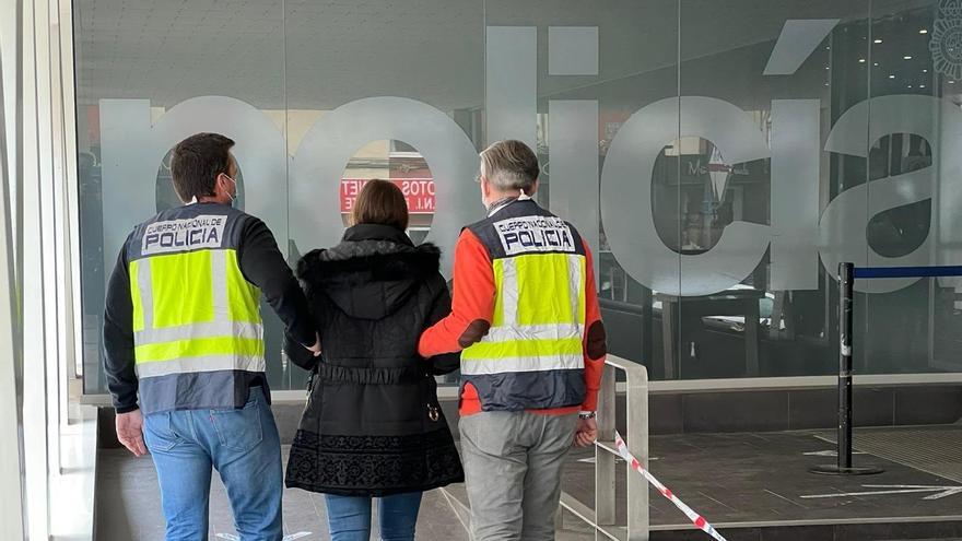 Detenida por prestar servicios como vigilante de seguridad con una tarjeta profesional y placa falsas