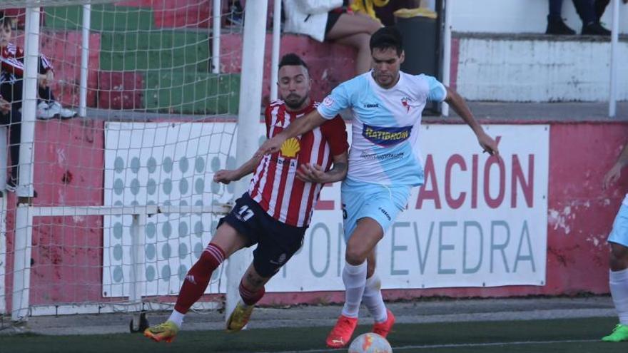 Abel Suárez lucha con Rosillo por un balón ayer sobre el césped de O Morrazo.