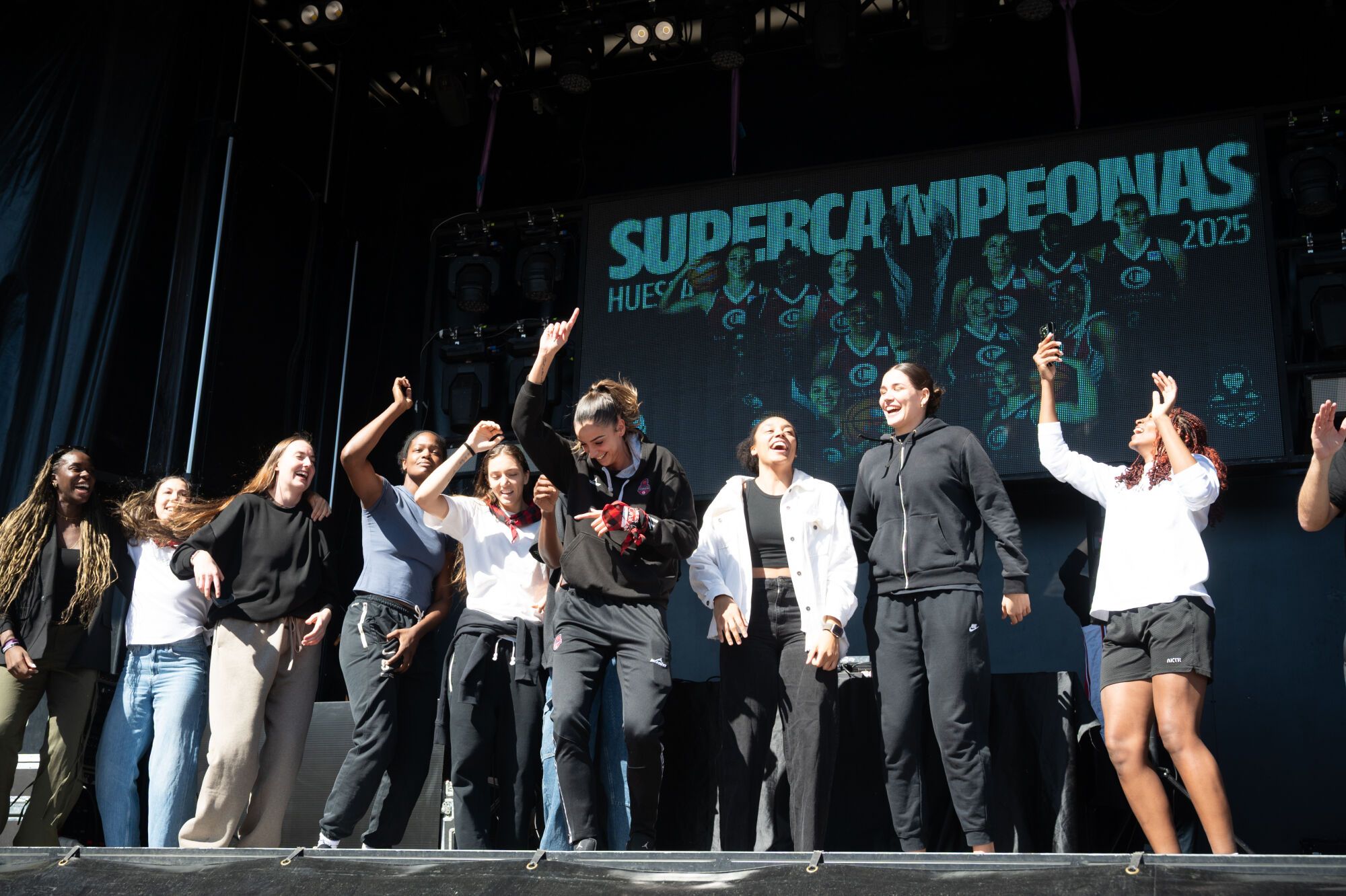 El Casademont Zaragoza celebra la Supercopa ante su afición