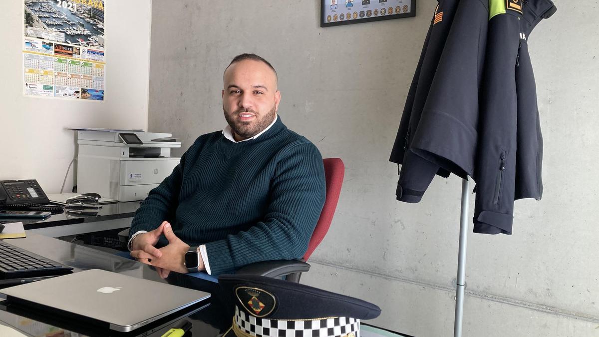 Youssef Gharj El Bouazzati, al seu despatx de la comissaria de la Policia Local de Castelló d&#039;Empúries