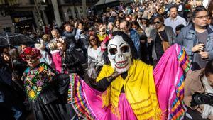 Espectacular desfile de Catrinas por La Rambla