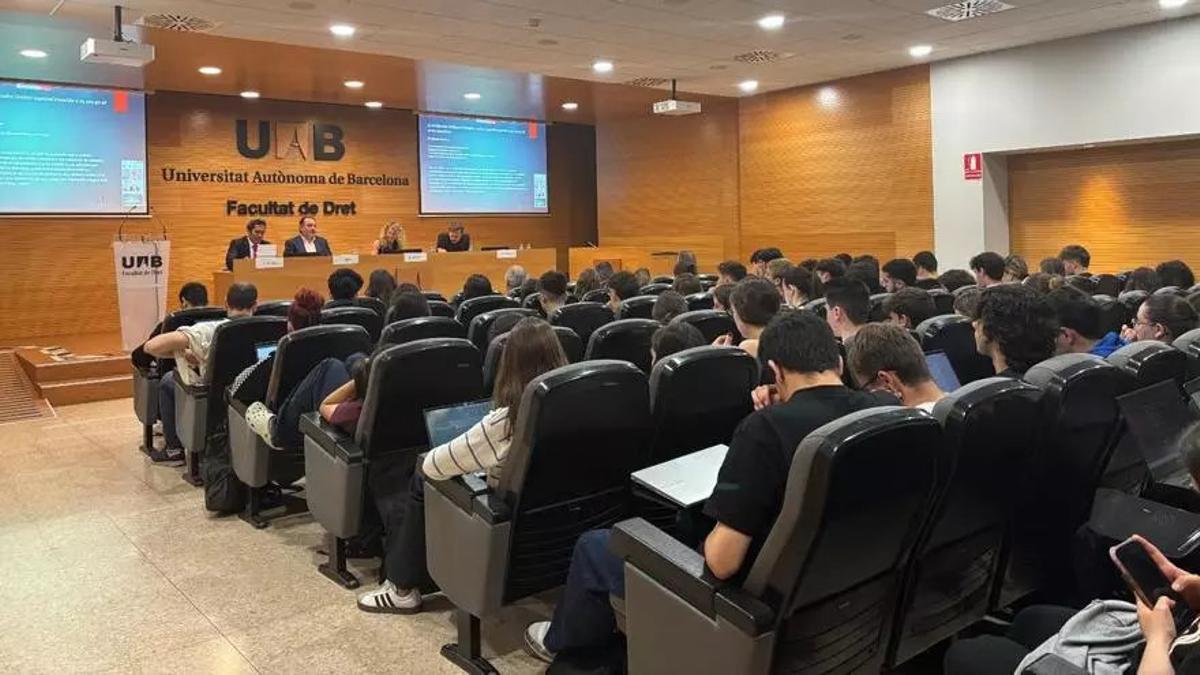 La Facultad de Derecho de la UAB acoge la jornada 'Los retos del sector energético ante el desarrollo de la IA'.