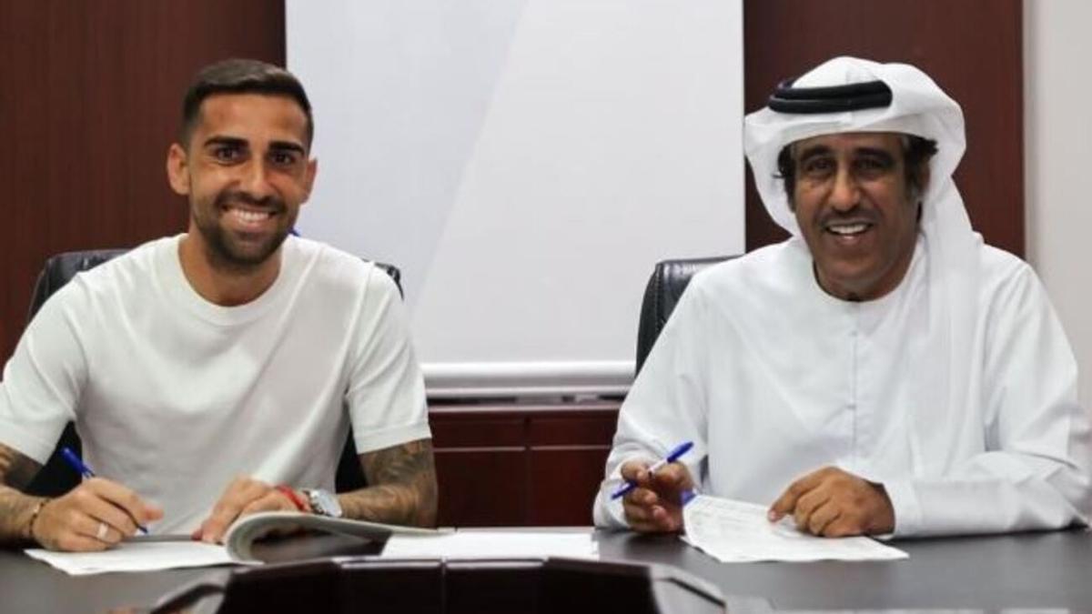 Paco Alcácer en el momento de la firma con el Sharjah FC